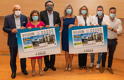 Foto de familia de la presentación del cupón dedicado al Hospital Universitario Son Espases