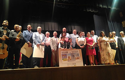 Foto de familia de todos los participantes en la presentación del cupón del 5 de agosto