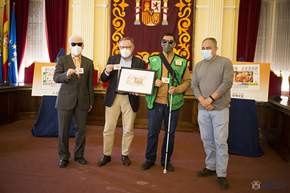 Foto de familia de la presentación del cupón de la ONCE dedicado al tajine con verduras melillense