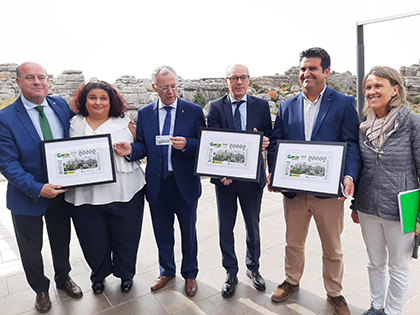 Foto de familia de la presentación del cupón dedicado al Torcal de Antequera