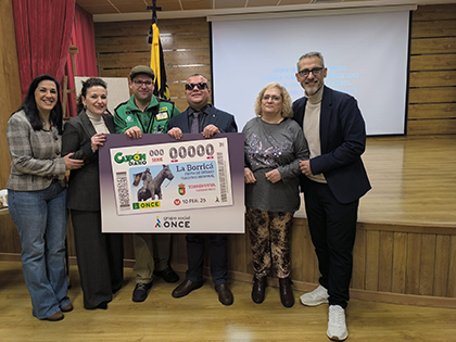 Foto de familia de la presentación del cupón dedicado a La Borricá