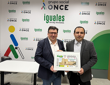 Luis Alberto Pareja Gallegos, director de la ONCE en Soria, y Jesús María Cedazo, alcalde de Almazán, con una lámina enmarcada con este cupón