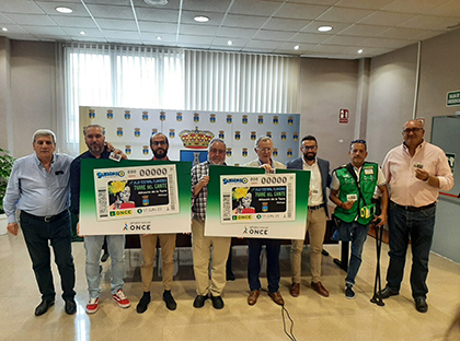 Foto de familia de la presentación del cupòn de la ONCE dedicado al al XLIX Festival de Flamenco Torre del Cante de Alhaurín de la Torre