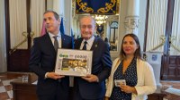 Foto de familia durante la presentación del cupón dedicado a la Feria de Málaga