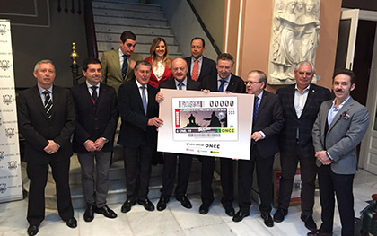 Foto de familia de todos los participantes en la presentación del cupón del 6 de enero dedicado a la cabalgata de Reyes de Sevilla