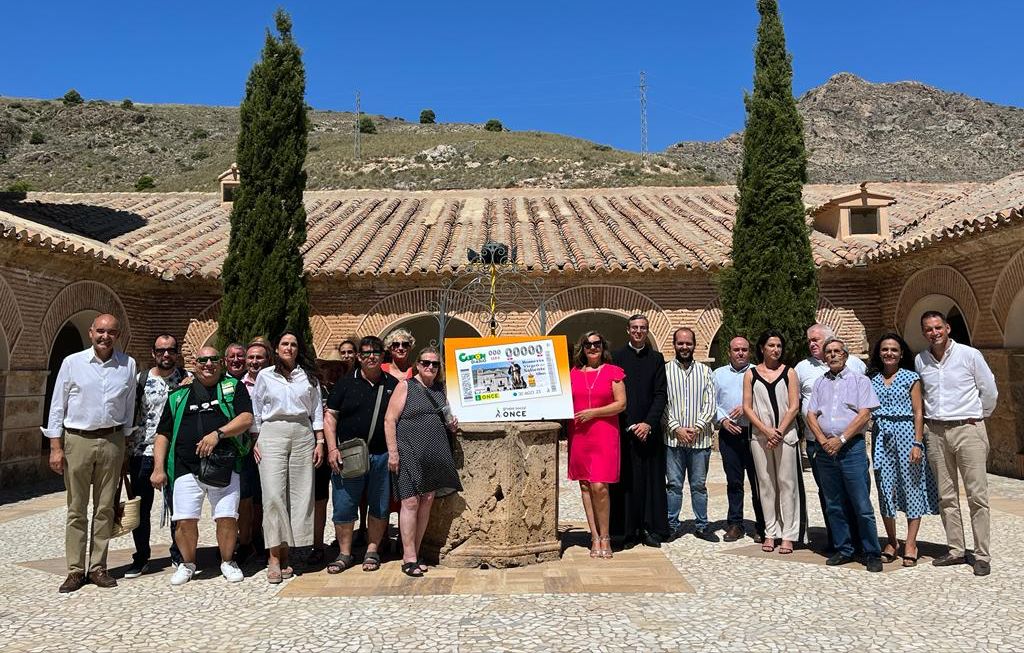 Foto familia presentación del cupón dedicado a la Romería Virgen del Saliente