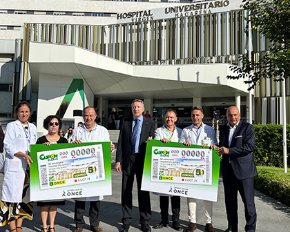 Foto de familia de la presentación del cupón dedicado al Hospital Universitario Virgen Macarena
