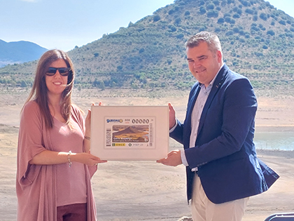 Leticia Ventura Ortiz y Benito García Redondo, con una copia enmarcada del cupón dedicado al Cerro Masatrigo