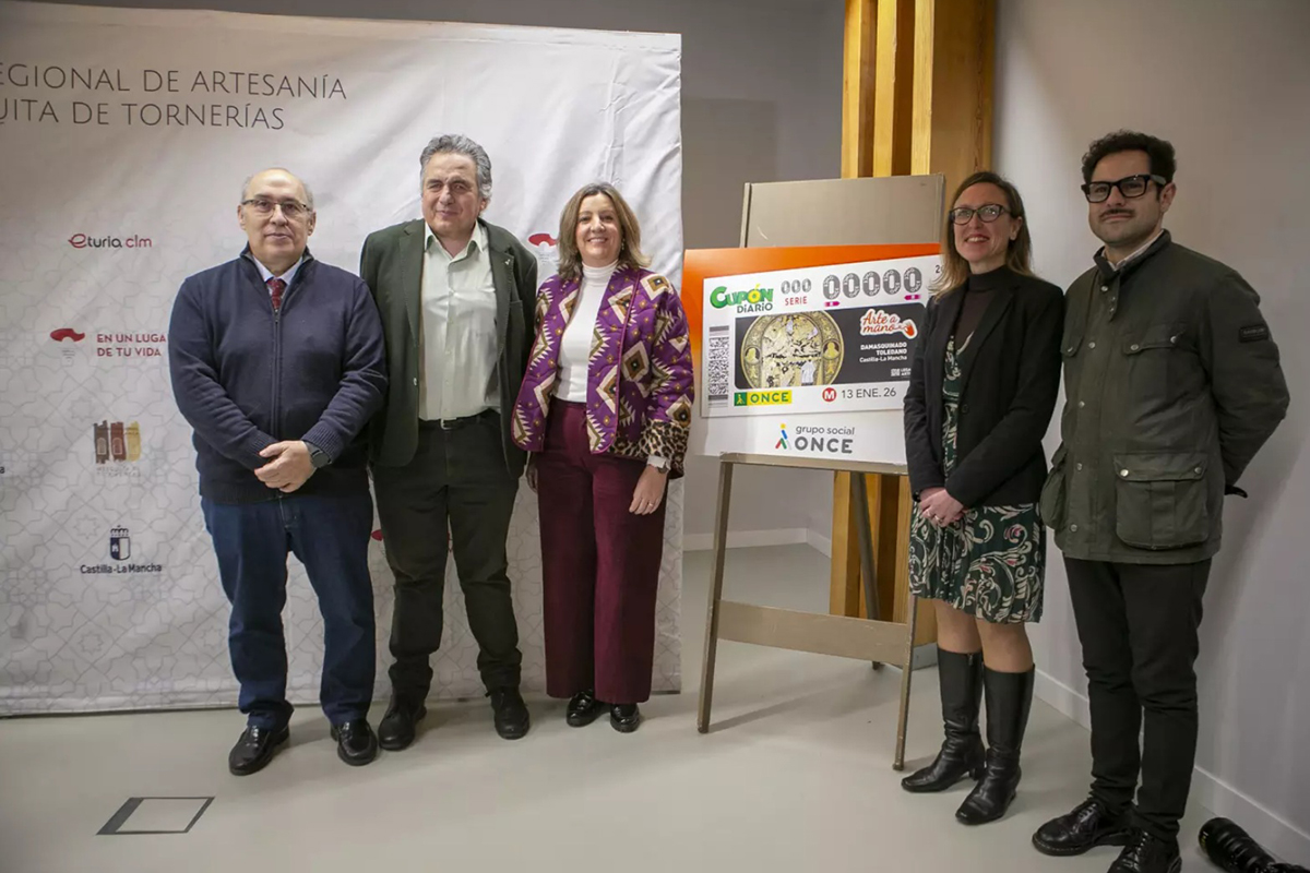 Foto de familia presentación cupón dedicado al damasquinado de Toledo
