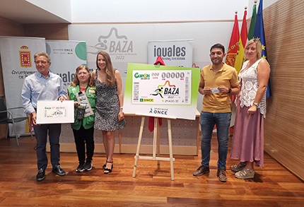 Foto de familia tras la presentación del cupón