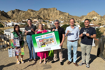 Foto de familia de la presentación del cupón dedicado a Guadix