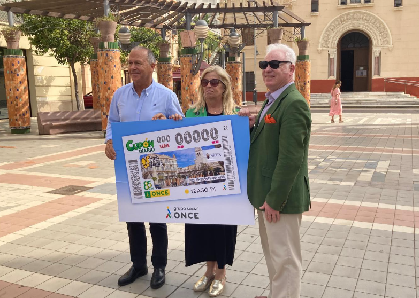 Foto de familia de la presentacion del cupón dedicado a la plaza Menéndez Pelayo de Melilla