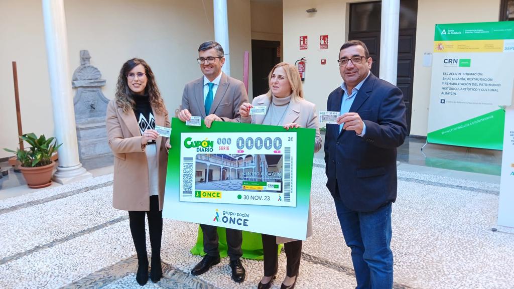 Foto de familia de la presentación del cupón dedicado al Centro de Referencia Nacional de Artesanía Albayzín