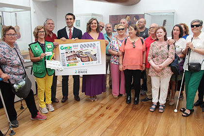 Foto de familia de la presentación del cupón dedicado al Museo de la Guitarra de Almería