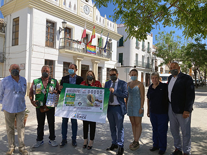 Foto de familia de la presentación del cupón de las Jornadas del Ajo y del Melón