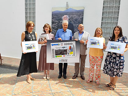 Foto de familia de la presentación del cupón dedicado al Centenario del nacimiento de José Saramago
