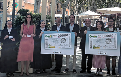 Foto de familia de la presentación del cupón que recuerda la figura de Santa Catalina Tomàs i Gallard,