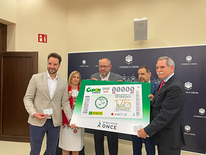 foto de familia de la presentación del cupón dedicado al 175 Aniversario de los estudios de Veterinaria en Córdoba