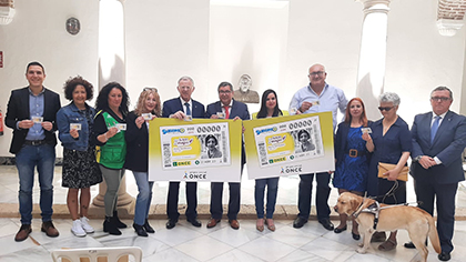 Foto de familia de la presentación del cupón dedicado a María Zambrano