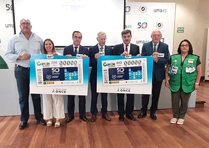Foto de familia de la presentación del cupòn dedicado al 50 Aniversario de la Universidad de Málaga