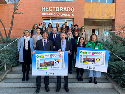 Foto de familia de la presentación del cupón de la ONCE dedicado al 25 Aniversario de la creación de la Universidad Pablo Olavide de Sevilla