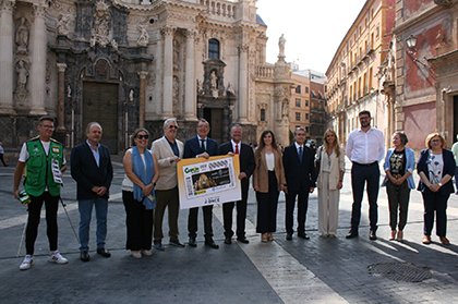Foto de familia de la presentación del cupón dedicado a los 1200 años de la fundación de la ciudad de Murcia