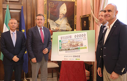 Foto de familia de la presentación del cupón del 10 de agosto dedicado a la primera circunnavegación