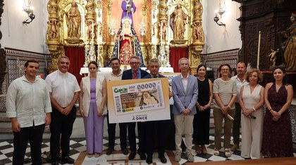 Foto de familia durante la presentación del cupón dedicado a nuestra señora de las Angustias de Utrera