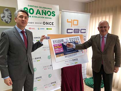 El director de la ONCE en Cádiz, Alberto Ríos, presenta el cupón al presidente de la CEC, Javier Sánchez