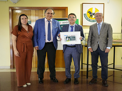 Foto familia tras presentación del cupón