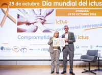 Imelda Fernández y Julio Agredano sostienen una lámina enmarcada con este cupón