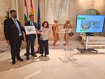 Javier Muñoz Ruiz, Jesús María García García y Belén González Herrero, con una copia enmarcada del cupón