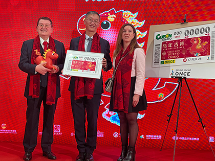 Ángel Sánchez, Yao Jing y Natalia Guala, durante la presentación del cupón