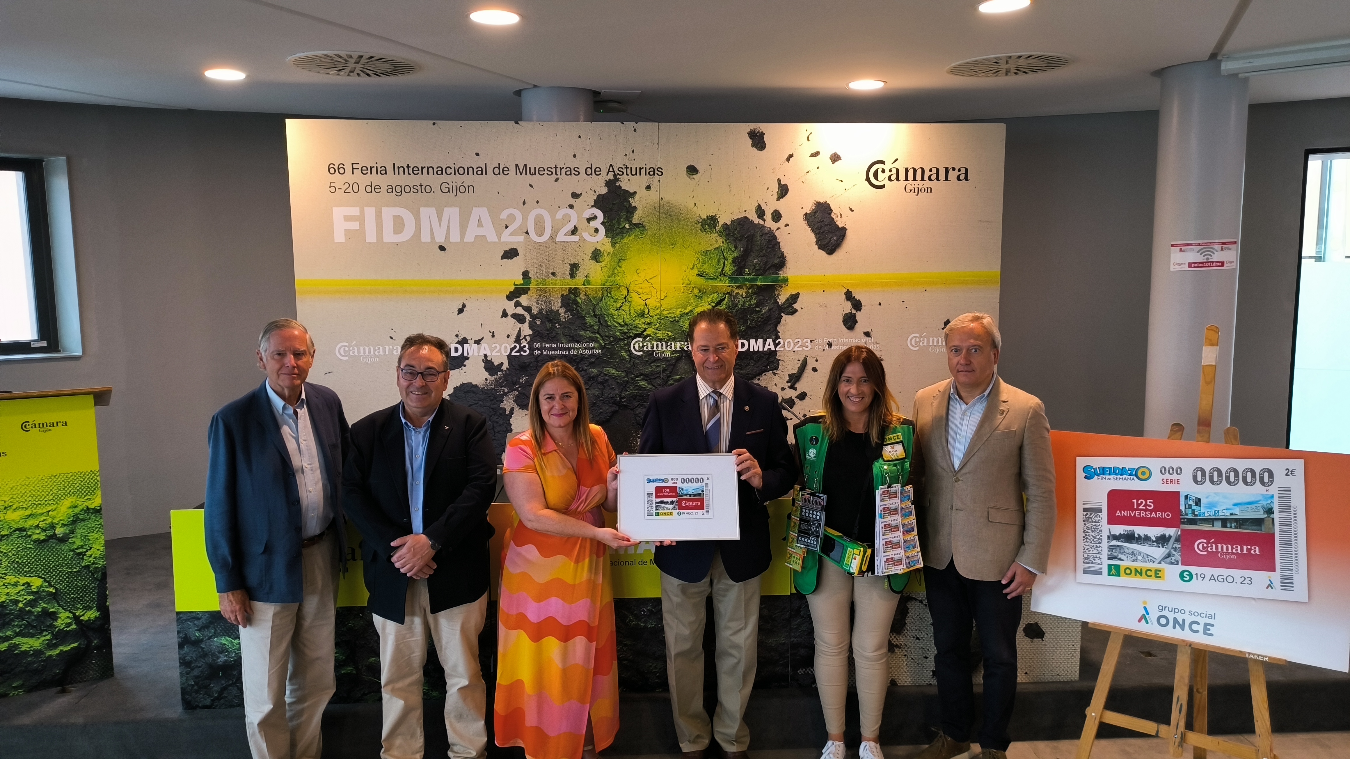 Foto de familia con el cupón conmemorativo en formato cuadro