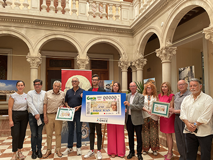 Foto de familia de la presentación del cupón dedicado al 250 aniversario de la muerte de Jorge Juan
