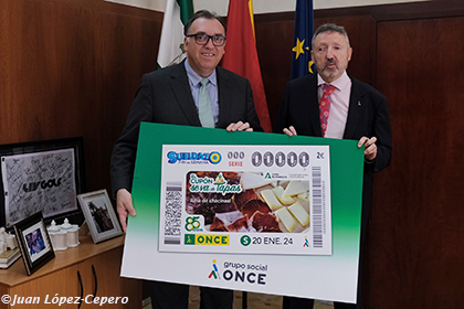 Arturo Bernal y Cristóbal Martínez, con una copia gigante del cupón dedicado a las tapas de chacinas de Andalucía