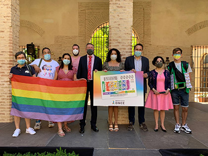 Foto de familia de la presentación, en Sevilla, del Cupón dedicado al Orgullo