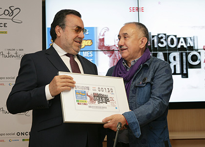 Miguel Carballeda y Pepe Álvarez, con una copia enmarcada del cupón que la ONCE dedica al 130 aniversario de UGT