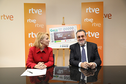 Elena Sánchez y Miguel Carballeda, durante la presentación del cupón dedicado a Saber y ganar