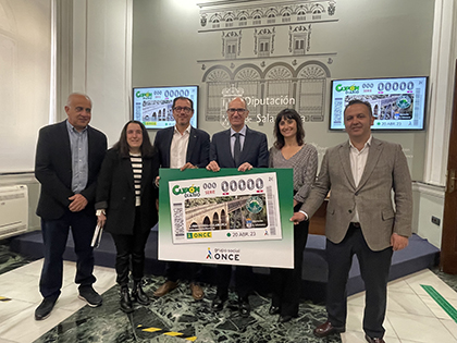 Foto de familia de la presentación del cupón decicado al Camino de Hierro de La Fregeneda