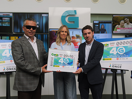 Manuel Martínez Pan, Marta Fernández y Alejandro López sostienen una lámina enmarcada con este cupón