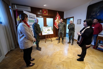Momento de la presentación del cupón dedicado centenario de las Unidades Acorazadas