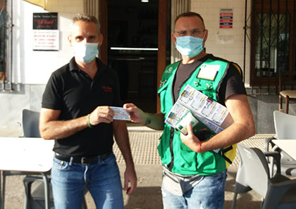 El vendedor Carmelo Lidón junto a uno de sus clientes