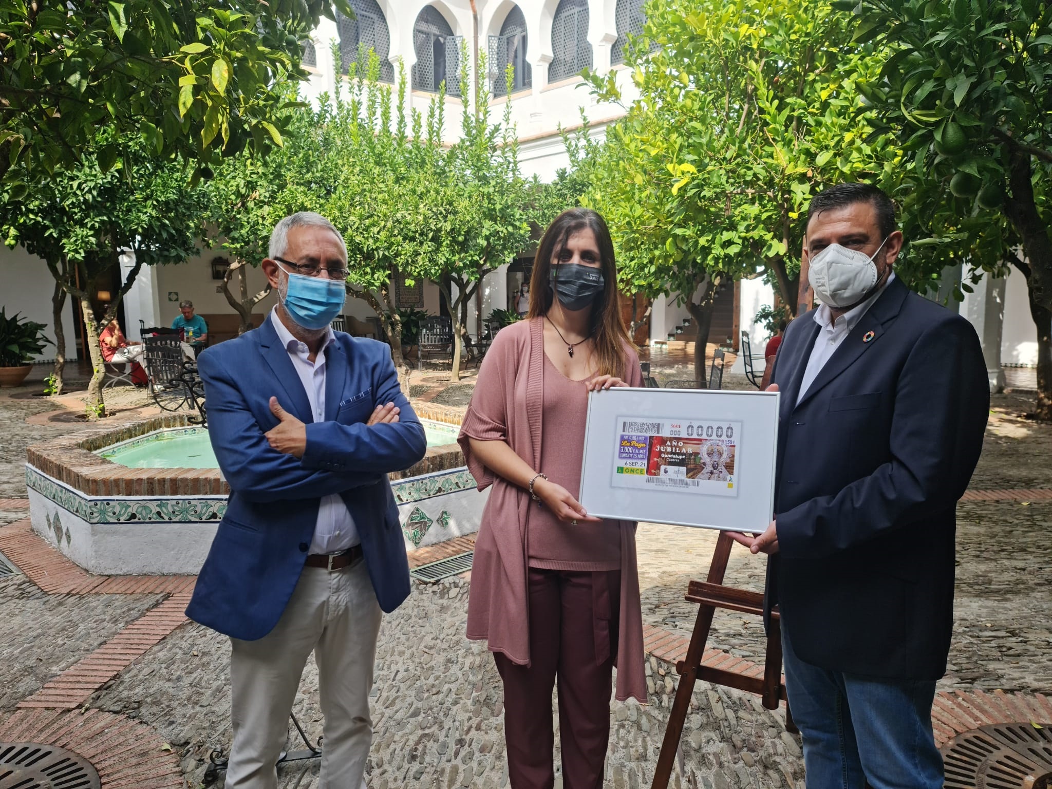 José Antonio García, Felipe Sánchez y Leticia Ventura posan con la reproducción del cupón