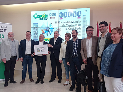 Foto de familia de la presentación del cupón dedicado el III Encuentro Mundial de Capitales de la Cuchillería 