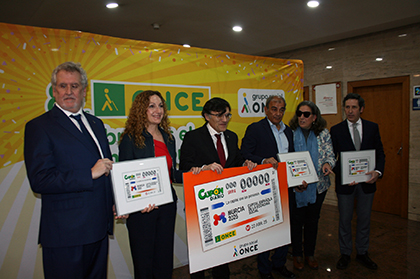 Foto de familia de la presentación del cupón dedicado a Murcia Capital Española de la Economía Social