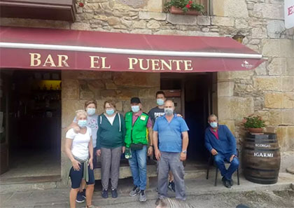 José Luis Pereda posa con algunos de sus clientes habituales