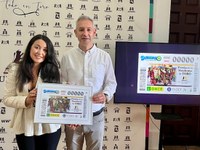 Anabel Martín Domínguez, Directora de la ONCE en Zamora, y Carlos Rodríguez Casares, alcalde de Toro, en la presentación del cupón