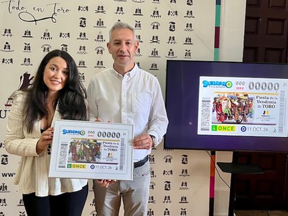 Anabel Martín Domínguez, Directora de la ONCE en Zamora, y Carlos Rodríguez Casares, alcalde de Toro, en la presentación del cupón