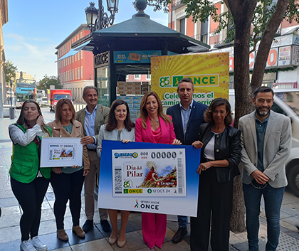 Foto de familia de la presentación, en Zaragoza, del cupón de la ONCE dedicado al Día del Pilar